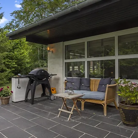 Dom wakacyjny With A Wilderness Bath, Only 100 Meters From The Lovely Beach, Bøtø By