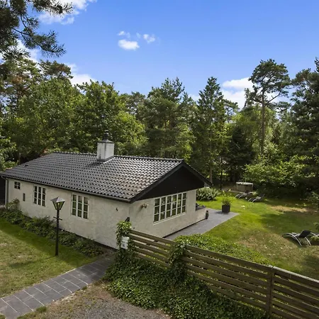 With A Wilderness Bath, Only 100 Meters From The Lovely Beach, Holiday home *