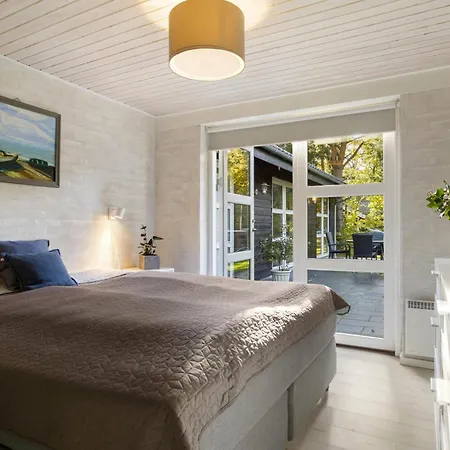 With A Wilderness Bath, Only 100 Meters From The Lovely Beach, Bøtø By