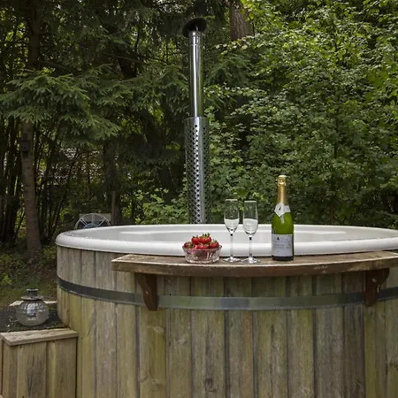 With A Wilderness Bath, Only 100 Meters From The Lovely Beach, Holiday home *
